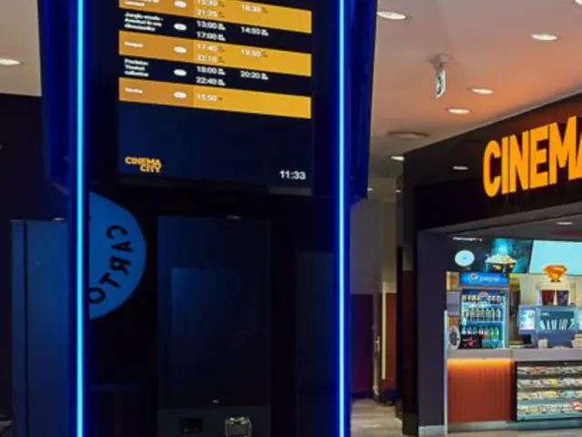 Terminal de bilete Cinema City, cu inscripția BILETE iluminată și accente verticale albastre, amplasat în hol.