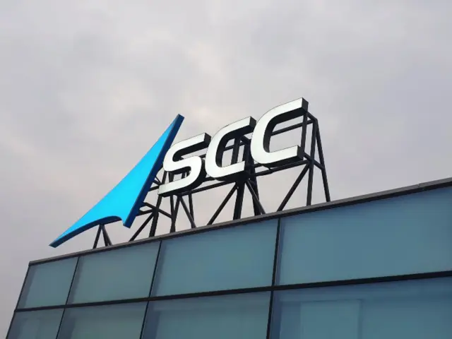 Logo SCC cu litere volumetrice și simbol albastru, montat pe structură deasupra fațadei vitrate.