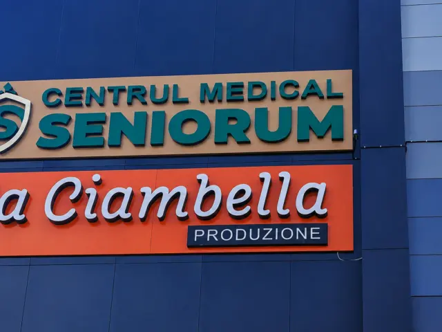 Panouri pentru Centrul Medical Seniorum și la Ciambella, montate pe fațada placată în albastru.