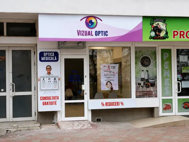 Vizual Optic sign with a colorful eye symbol, installed above the optician’s window and entrance.