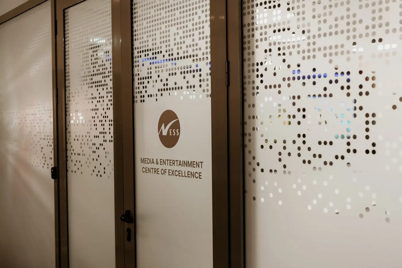 Folie sablată personalizată pe pereți vitrati NESS Media & Entertainment Centre of Excellence