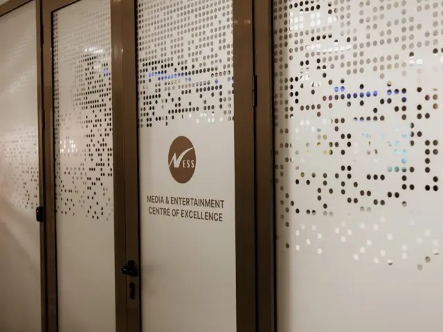 Folie sablată personalizată pe pereți vitrati NESS Media & Entertainment Centre of Excellence