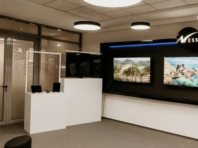 Mobilier media personalizat cu cadru metalic pentru NESS