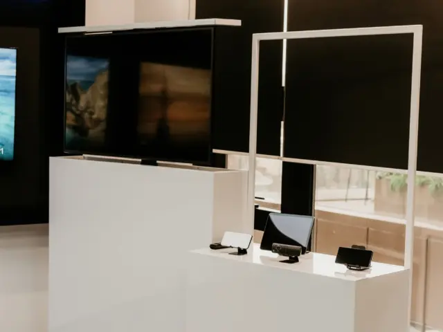 Mobilier media personalizat cu cadru metalic pentru NESS
