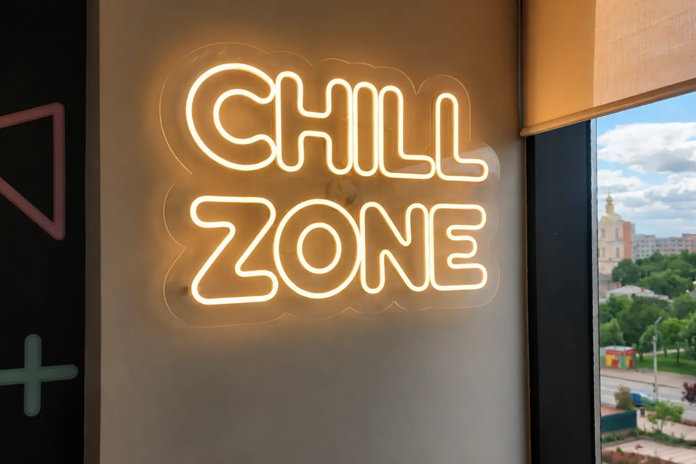 Semn „Chill Zone” din Neon Flex, cu lumină albă caldă, montat lângă o fereastră.