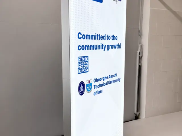 Panou luminos autoportant cu siglele BCR și TUIASI, mesajul campaniei și un cod QR.