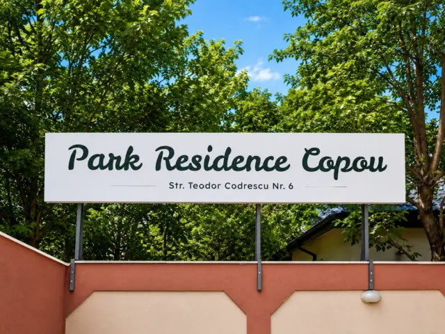 Panou Park Residence Copou montat deasupra zidului, cu adresa Str. Teodor Codrescu nr. 6.
