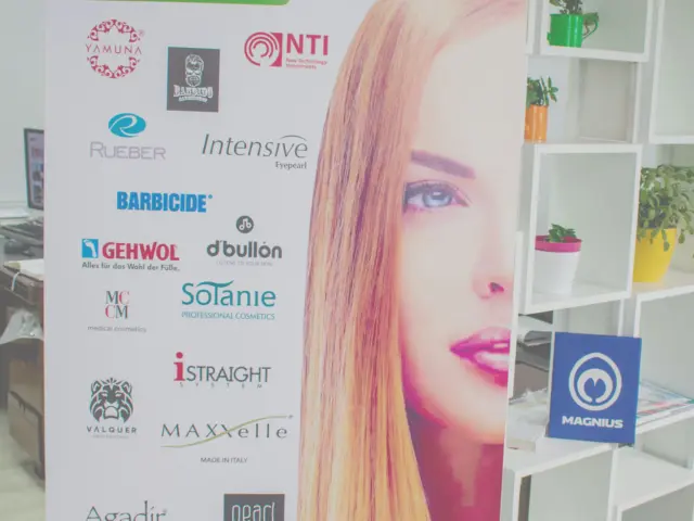 Roll-up Theta.med expus la interior, cu portret feminin și siglele mărcilor de produse profesionale.