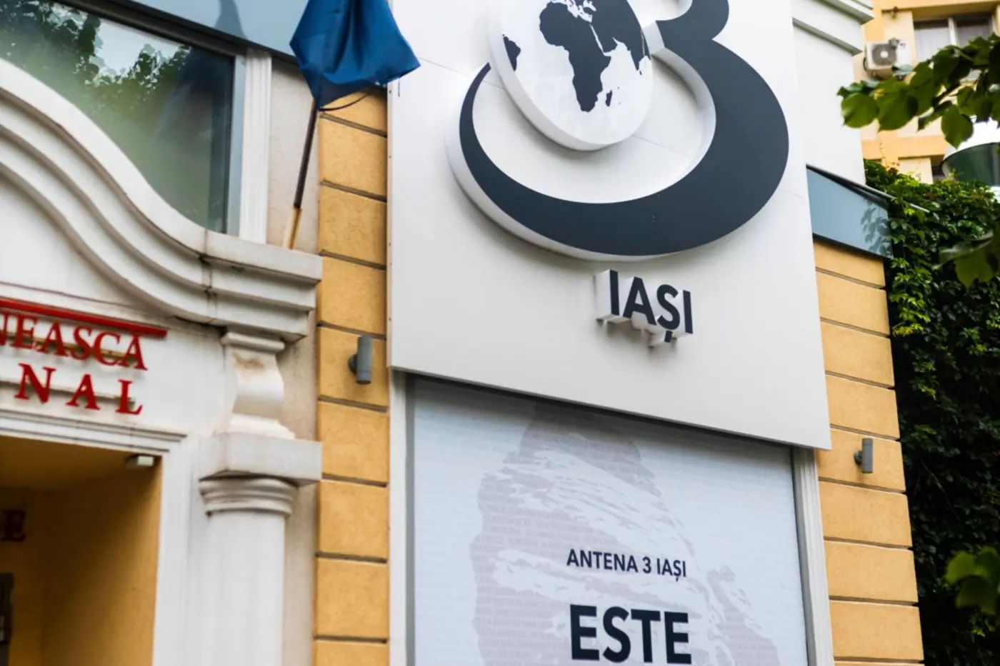 Emblema Antena 3 Iași și litere volumetrice montate pe panoul alb al fațadei