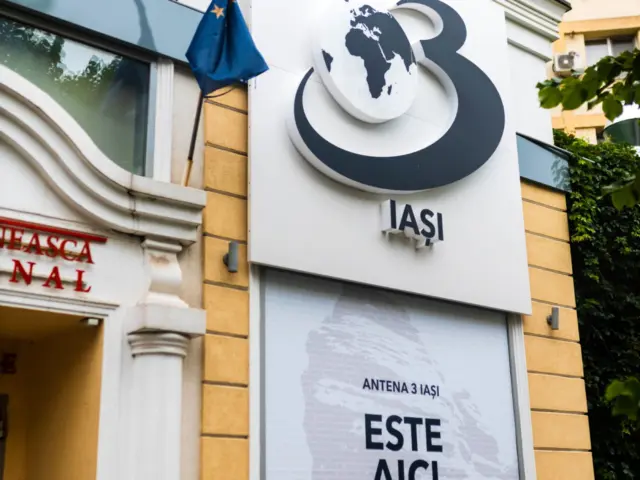 Emblema Antena 3 Iași și litere volumetrice montate pe panoul alb al fațadei