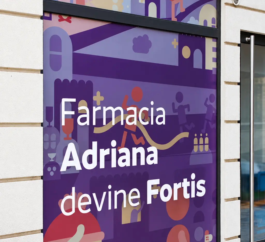 Vitrină arcuită cu grafică mov ilustrată și mesajul „Farmacia Adriana devine Fortis”.