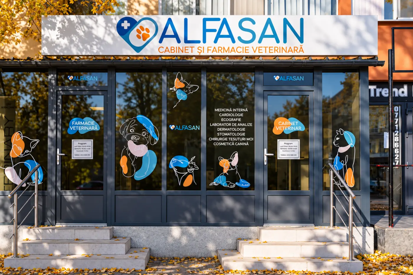Vitrina Alfasan decorată cu ilustrații colorate de animale și inscripții pentru cabinetul și farmacia veterinară.