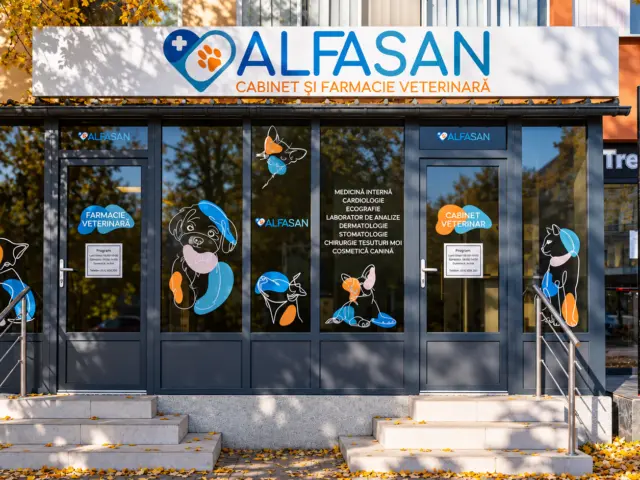 Vitrina Alfasan decorată cu ilustrații colorate de animale și inscripții pentru cabinetul și farmacia veterinară.