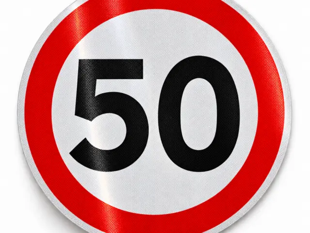 Indicator circular de limitare la 50, cu contur roșu și suprafață reflectorizantă, pe fundal alb.