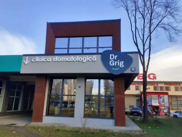 Litere volumetrice Dr Grig și inscripția „clinica stomatologică”, montate pe fațada clădirii.