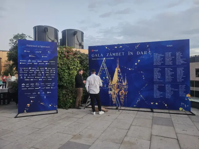 panou publicitar zambet in dar magnius iasi