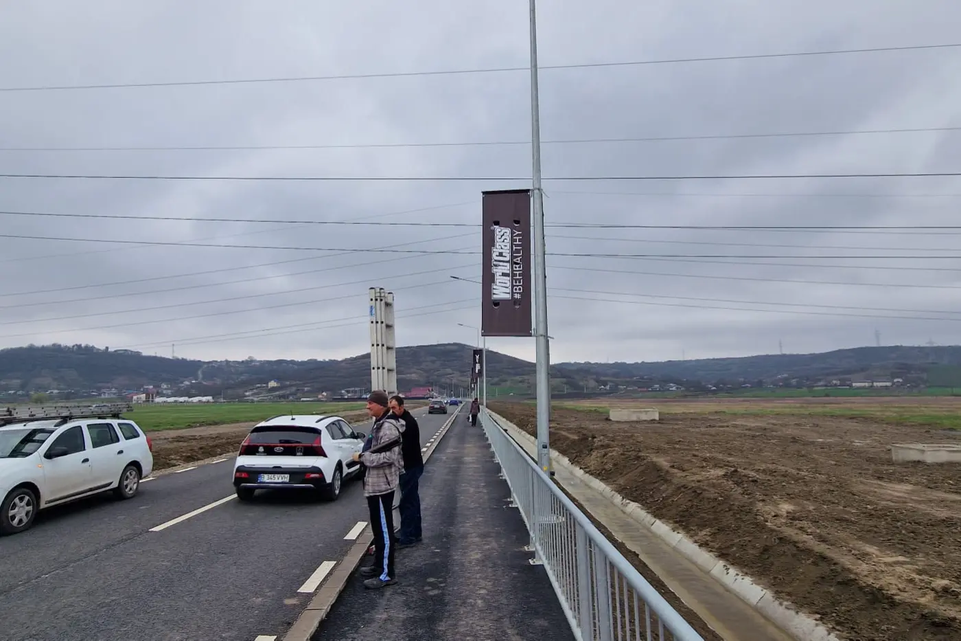 Bannere verticale montate succesiv pe stâlpi, de-a lungul unei șosele cu trafic auto