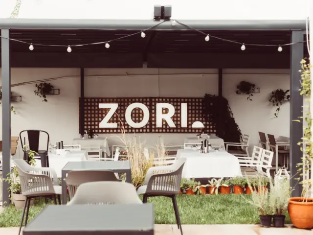 Literele volumetrice ZORI, montate pe un panou decorativ în zona de mese a terasei.