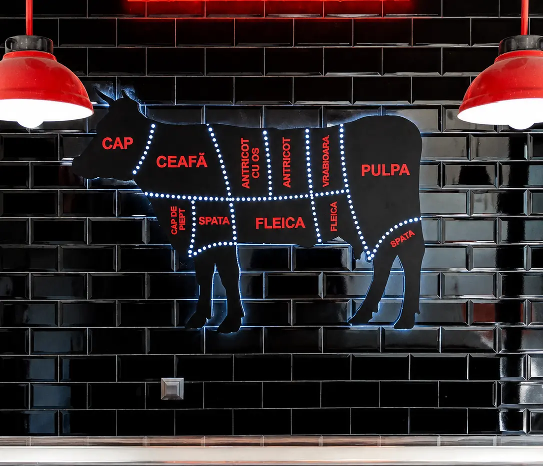 Semn Neon Flex roșu „fit beef by eg carne”, deasupra unei diagrame luminoase cu secțiuni de vită.