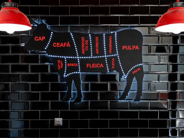 Semn Neon Flex roșu „fit beef by eg carne”, deasupra unei diagrame luminoase cu secțiuni de vită.