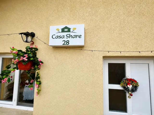 reclama luminoasa casa share csr