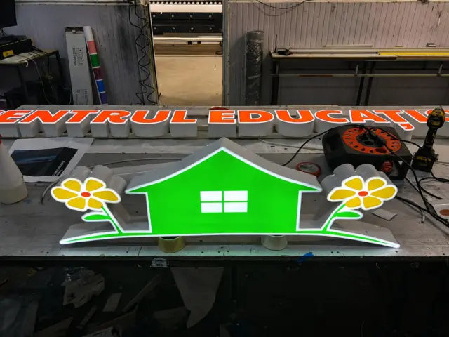 sigla si litere volumetrice centrul educational casa share
