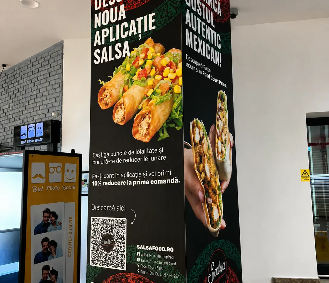 Reclamă textilă Salsa montată pe o coloană interioară, cu preparate mexicane și cod QR