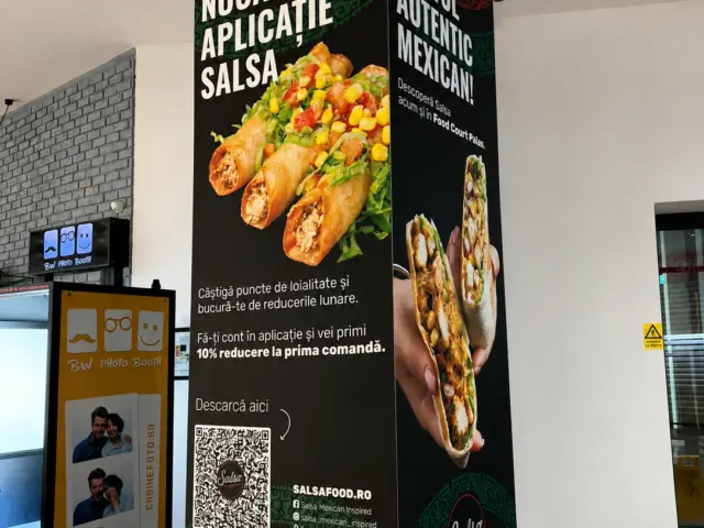 Reclamă textilă Salsa montată pe o coloană interioară, cu preparate mexicane și cod QR