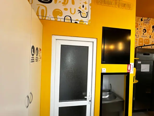 Tapet și autocolant pentru pereți