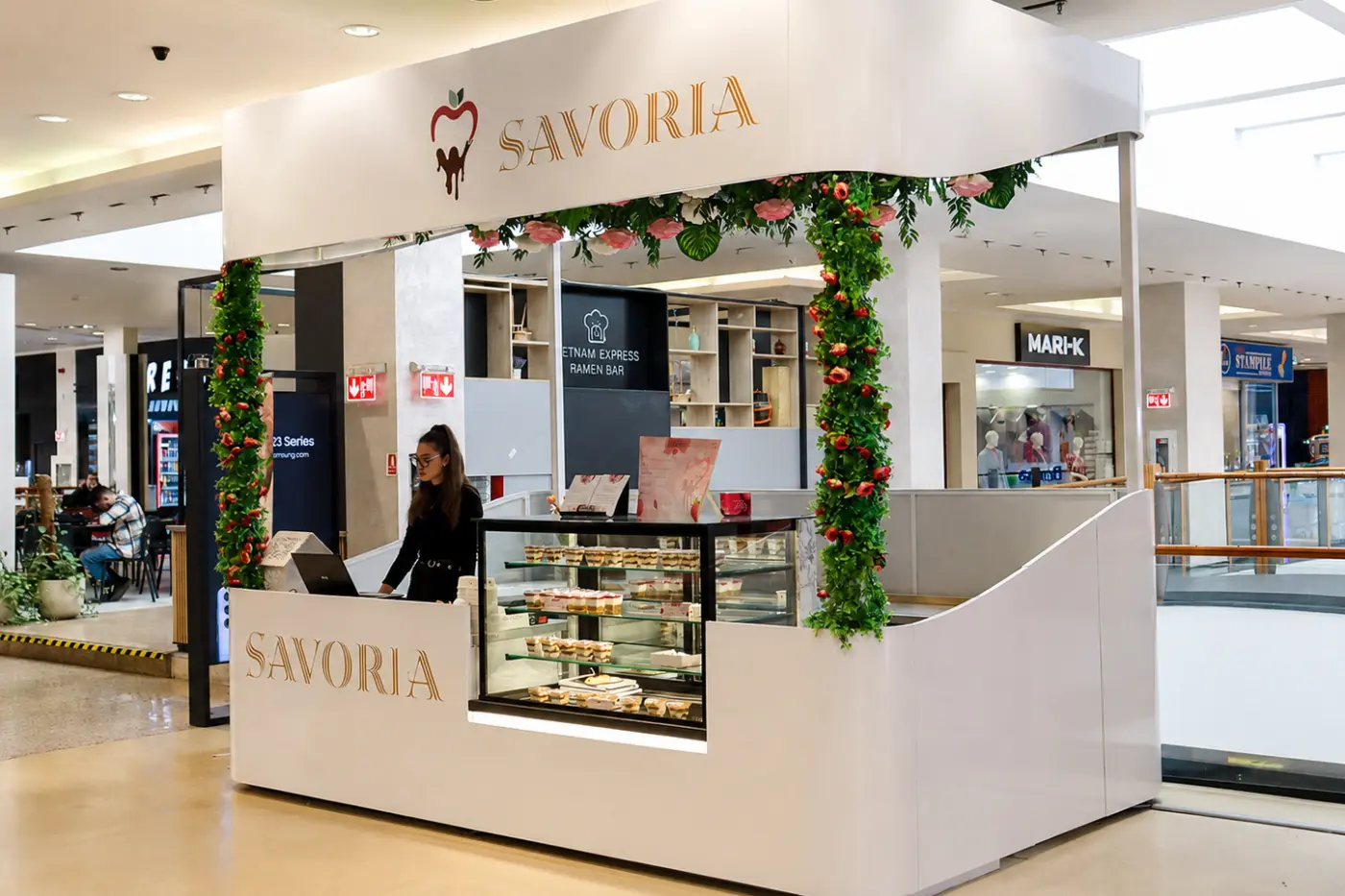 Insulă comercială Savoria – kiosk modular pentru cofetărie