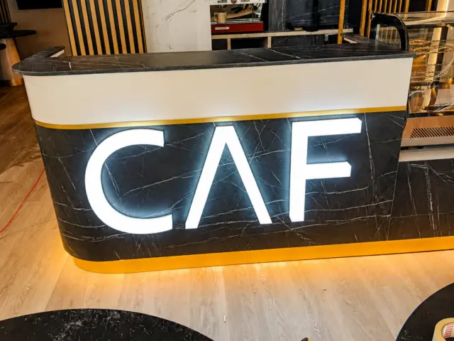 litere luminoase cafenea caf suceava
