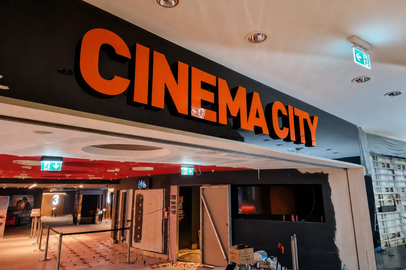 Producție publicitară și semnalistică pentru fit-out și amenajări comerciale