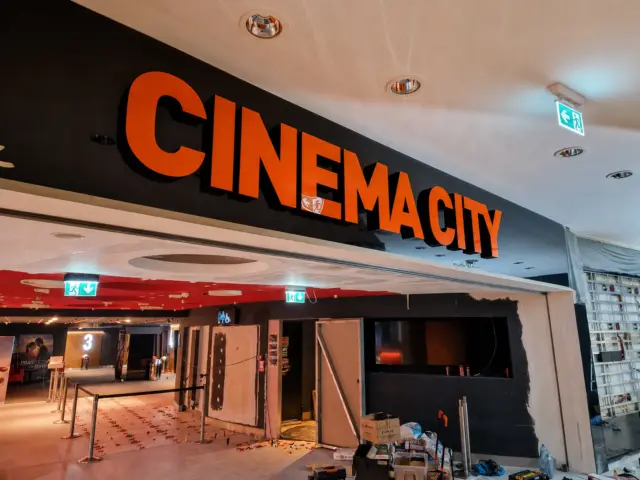 Producție publicitară și semnalistică pentru fit-out și amenajări comerciale