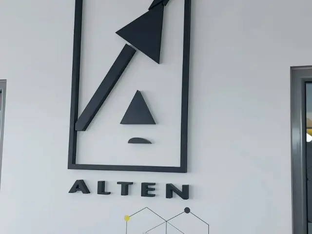 Logo-ul și literele volumetrice ALTEN, montate pe un perete cu decor geometric într-un birou.