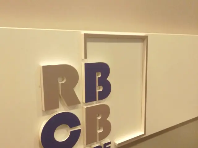 Sigla RCBB Gruppe din litere volumetrice, iluminată discret și montată pe un perete interior.