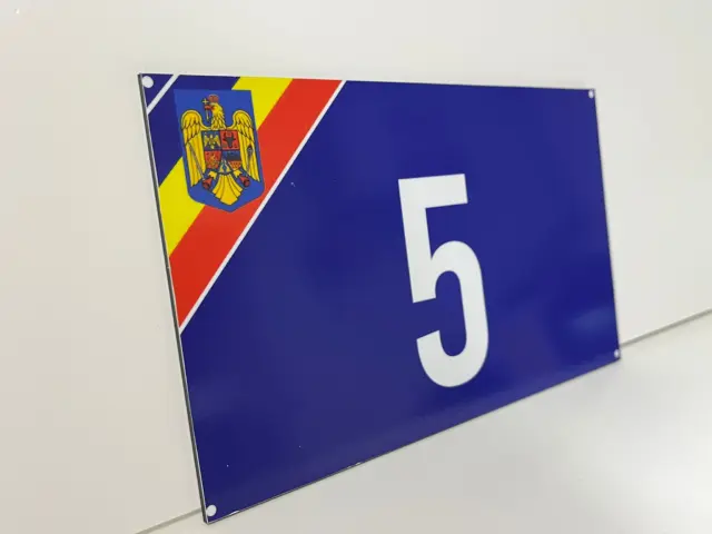 Plăcuță albastră pentru locuință, cu numărul 5, stema României și detalii tricolore.