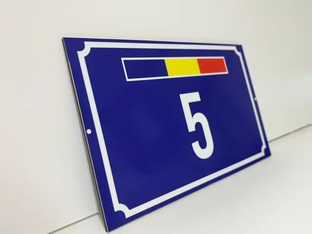 Plăcuță albastră pentru numărul 5, cu chenar alb decorativ și tricolorul României în partea superioară.