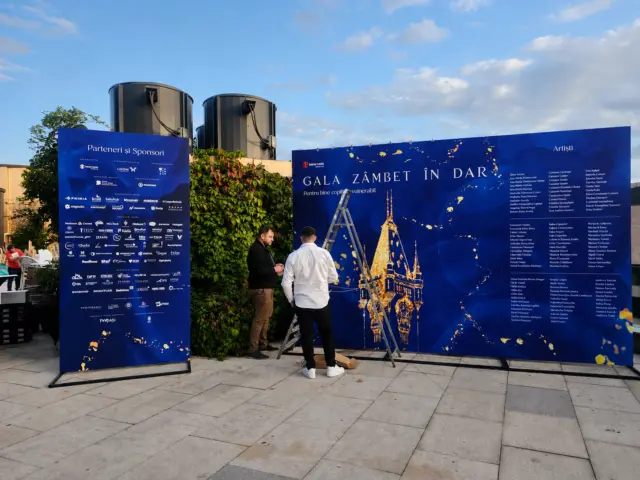 panou vertical de mari dimensiuni gala zambet in dar