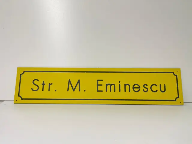 Plăcuță stradală galbenă pentru Str. M. Eminescu, cu text și chenar negru