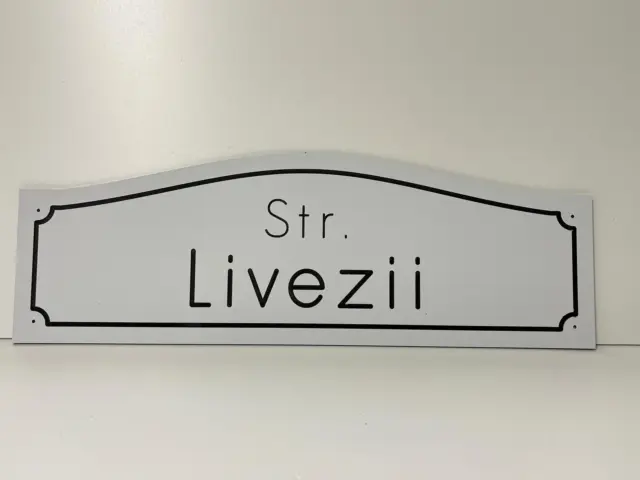 Plăcuță albă pentru Str. Livezii, cu partea superioară arcuită și chenar negru decorativ.