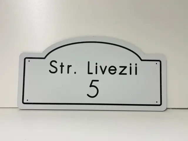 Plăcuță albă de adresă, cu partea superioară arcuită, inscripționată „Str. Livezii” și numărul 5.
