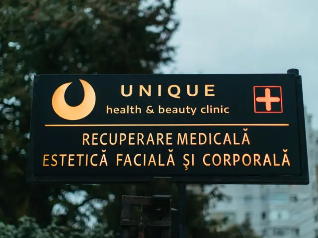 Panou luminos exterior Unique Health & Beauty Clinic, cu servicii de recuperare medicală și estetică facială și corporală.