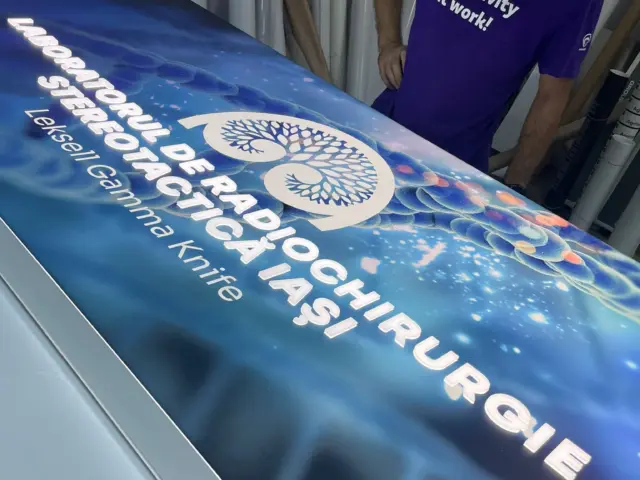 Firmă luminoasă cu litere volumetrice pentru Institutul de Radiochirurgie Stereotactică Iași, verificată în atelier.