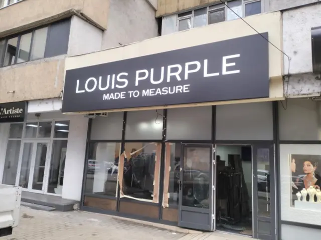 Firmă luminoasă Louis Purple, montată deasupra vitrinei magazinului Made to Measure.