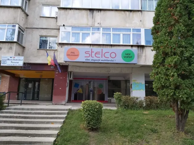 Firmă Stelco montată deasupra intrării, cu mențiuni pentru PAL melaminat și MDF vopsit.