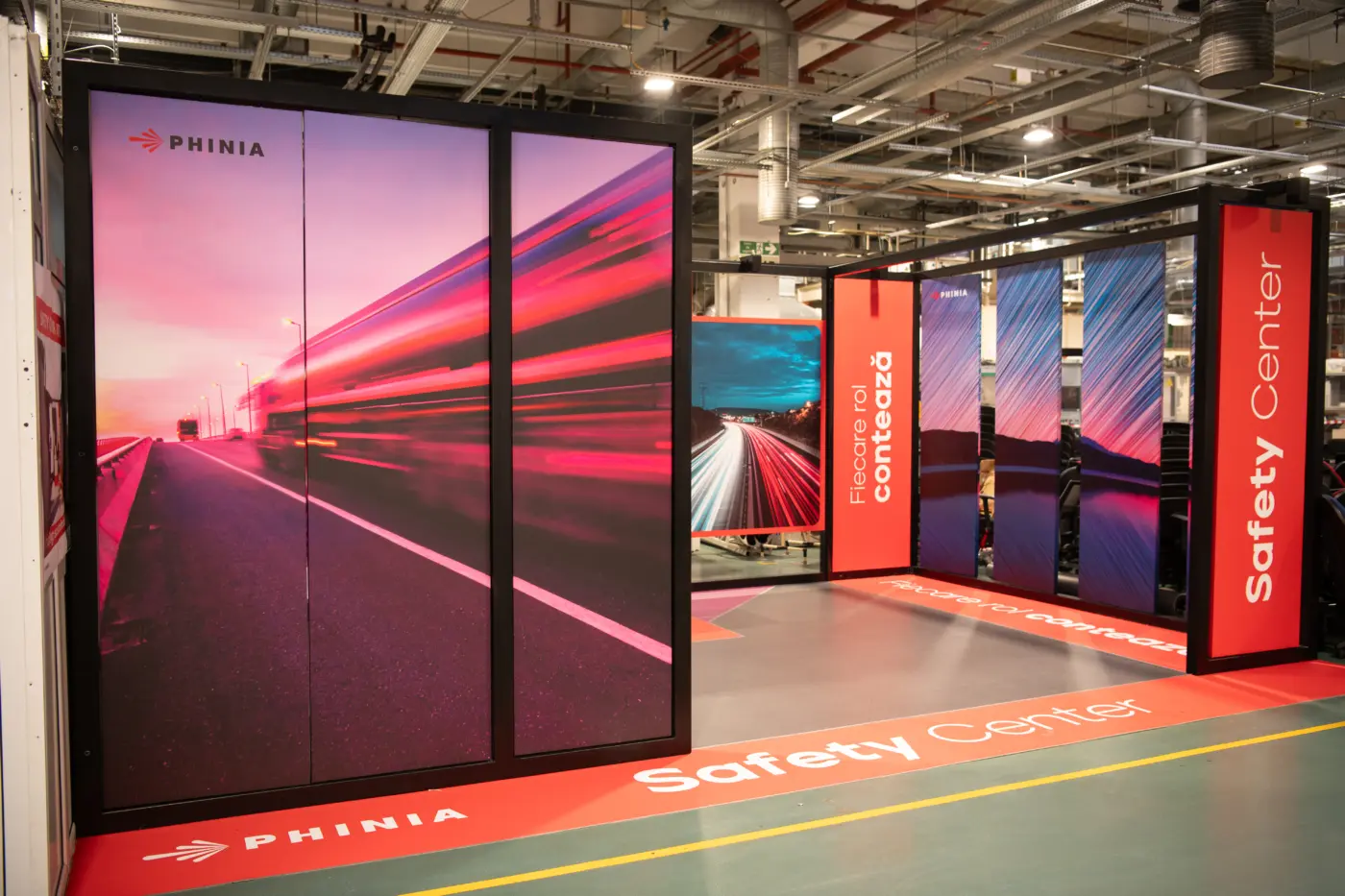 stand personalizat phinia