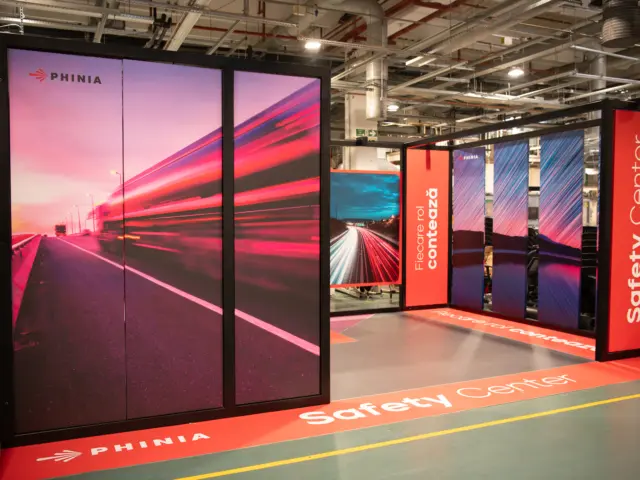stand personalizat phinia