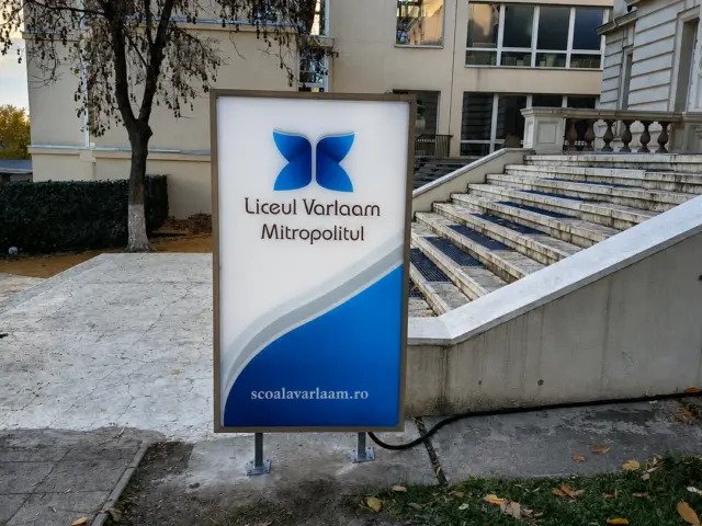 totem luminos scoala mitropolit varlaam